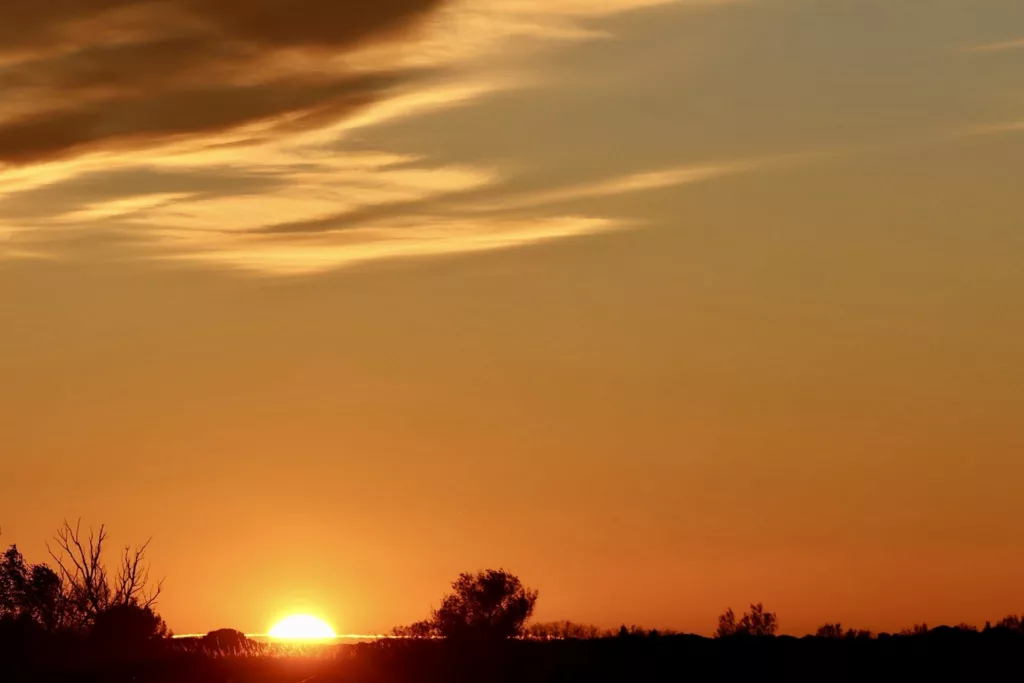 Coucher de soleil sur le hameau de Montcalm en Camargue