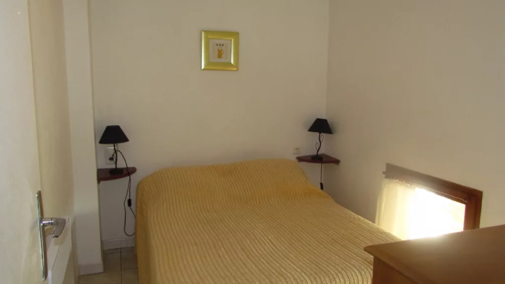 Chambre avec lit double du gîte de Montcalm