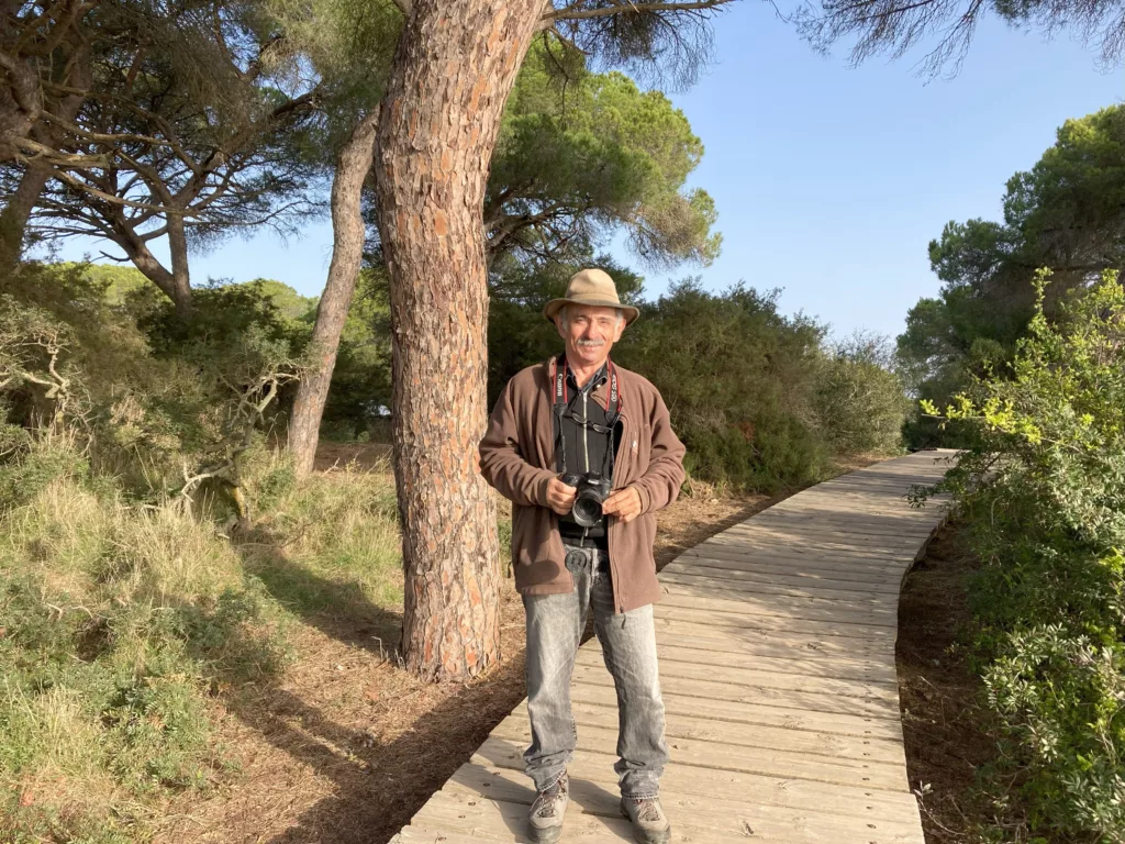Jean-Marie Espuche, guide naturaliste, sur le terrain en Camargue